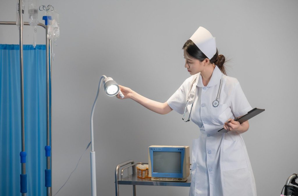 图片[2]-韩国女神YEONWOO化身白衣天使，惊艳医护风写真来袭！