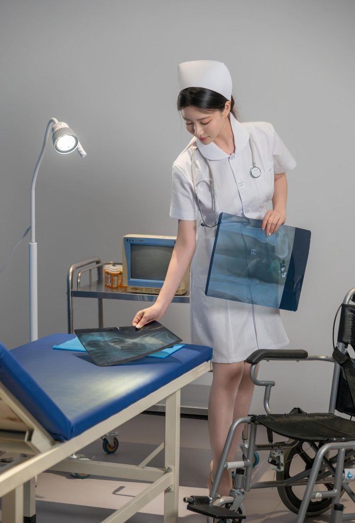 图片[3]-韩国女神YEONWOO化身白衣天使，惊艳医护风写真来袭！