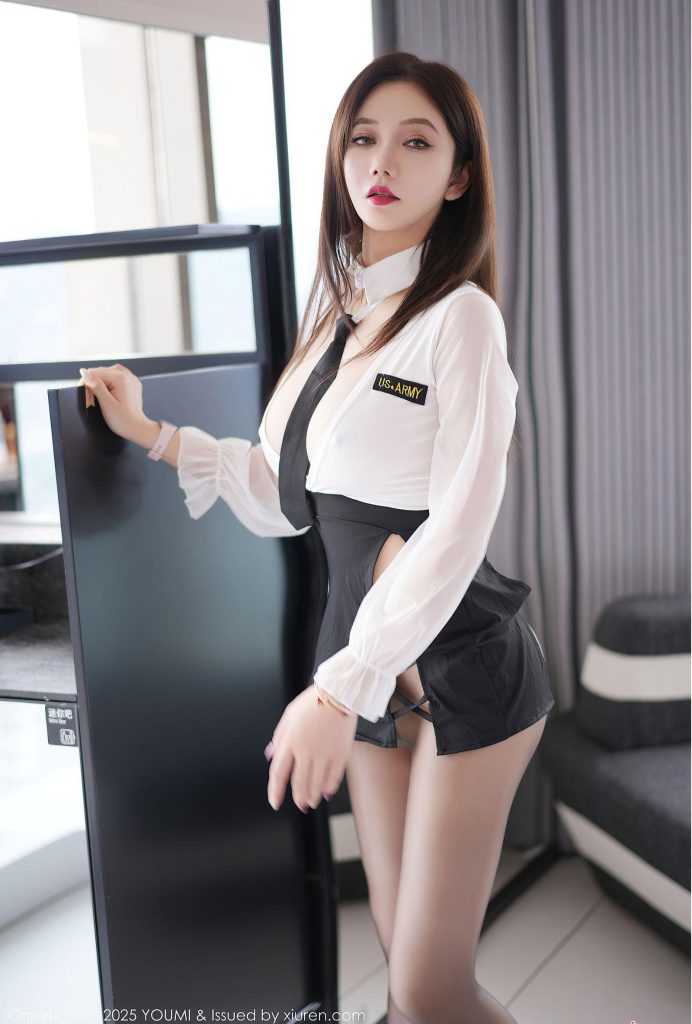 美女套图第3期：李彩英制服风尚：性感与优雅的完美碰撞！-高清美女套图，你想要的都有。