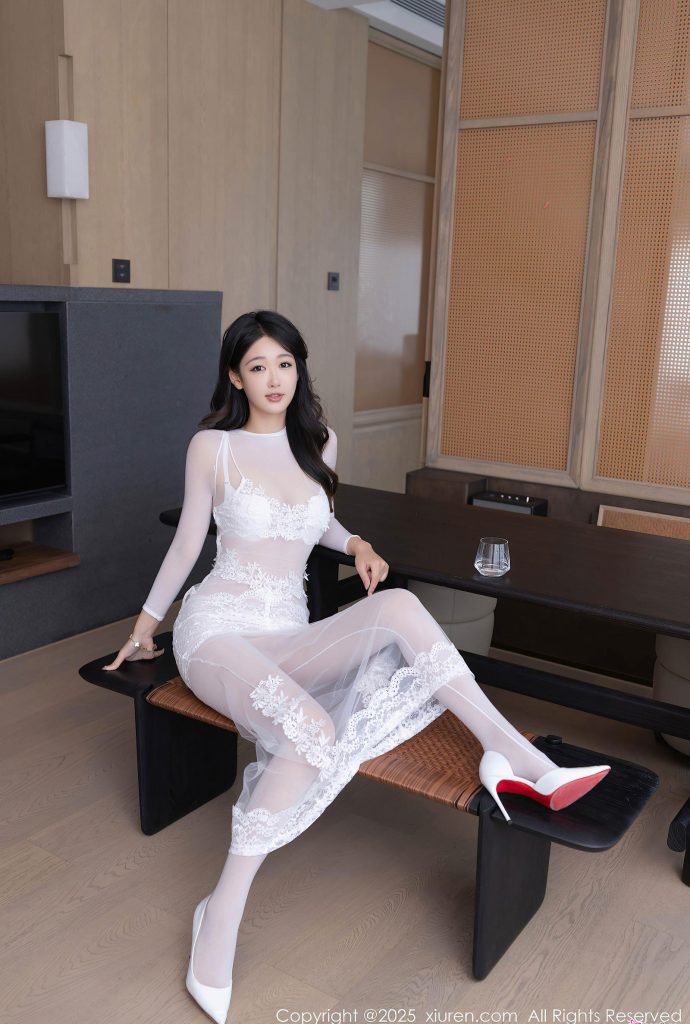 图片[1]-在光影交织的梦幻场景中，一位美女身着白色半透明紧身连衣裙媲美刘亦菲、高圆圆、迪丽热巴、鞠婧祎的小姐姐惊艳登场