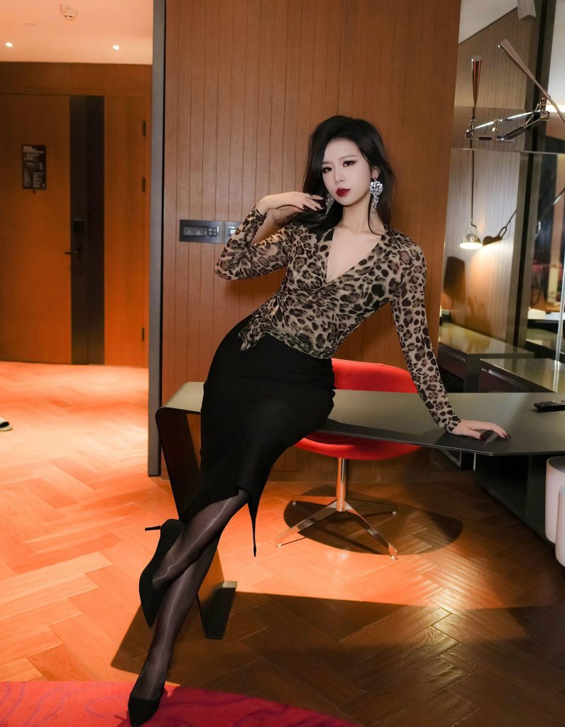 图片[4]-莉秀新风尚：豹纹野性，黑裙优雅，美到窒息！