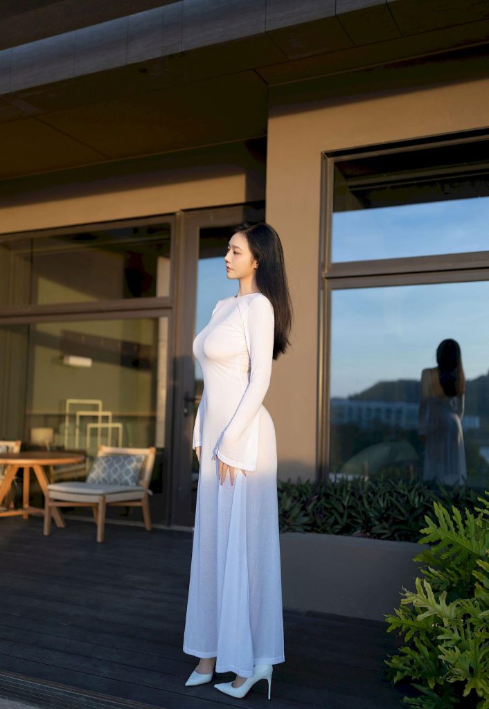 图片[1]-美女套图第63期：‌神似宋茜的白裙小姐姐，简约连体裤的高级感杀