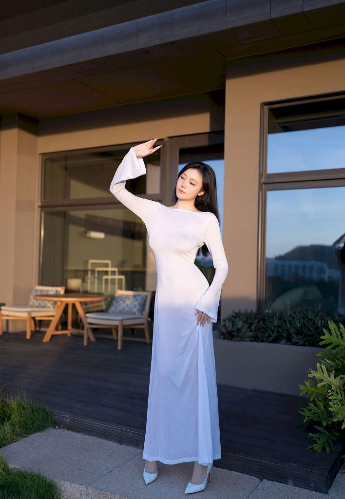 图片[2]-美女套图第63期：‌神似宋茜的白裙小姐姐，简约连体裤的高级感杀