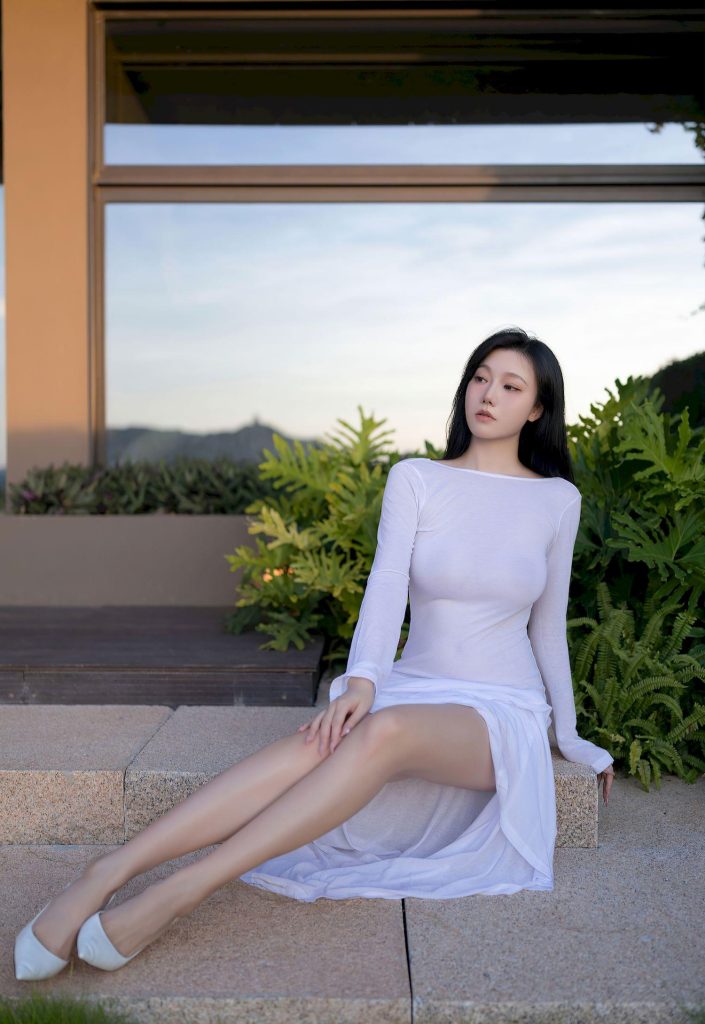 图片[5]-美女套图第63期：‌神似宋茜的白裙小姐姐，简约连体裤的高级感杀