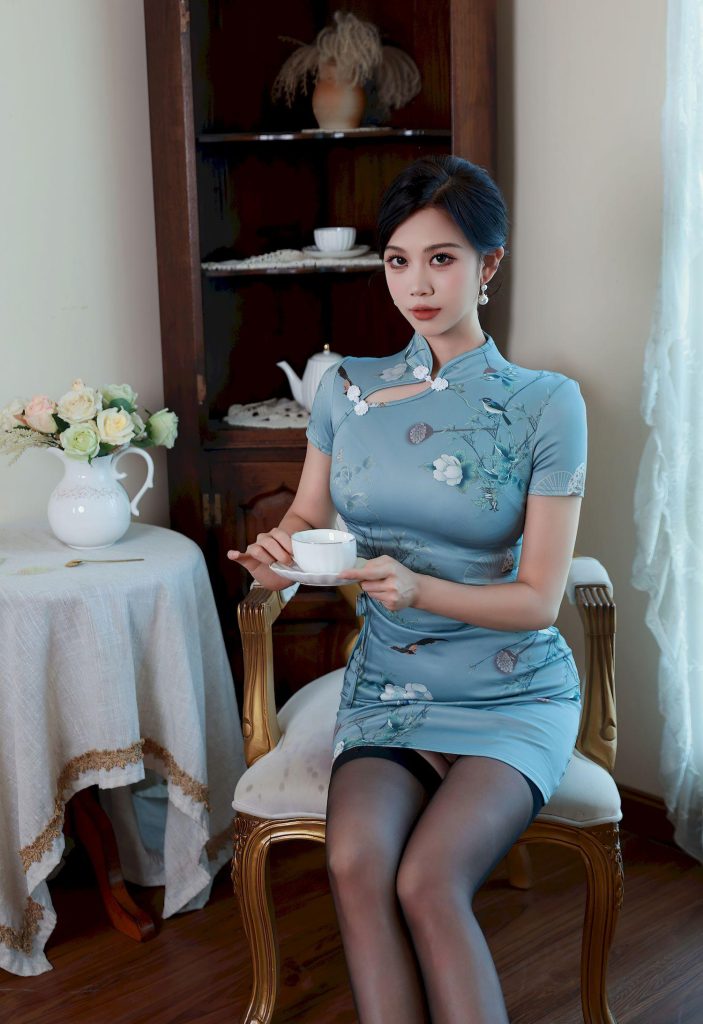 图片[2]-神似刘亦菲 当花鸟纹样遇见黑丝绿鞋的东方韵味