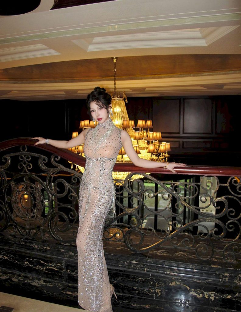 图片[2]-美女套图第49期：迪丽热巴式奢华闪耀，背影也迷人！