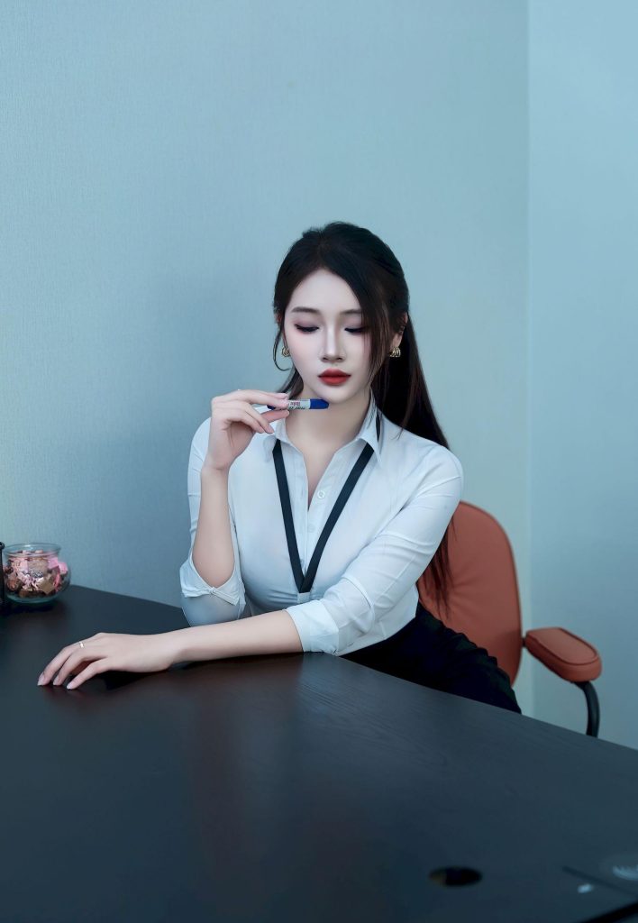 美女套图111期：白衬衫黑短裙，职场丽人似赵丽颖的干练身影-高清美女套图，你想要的都有。