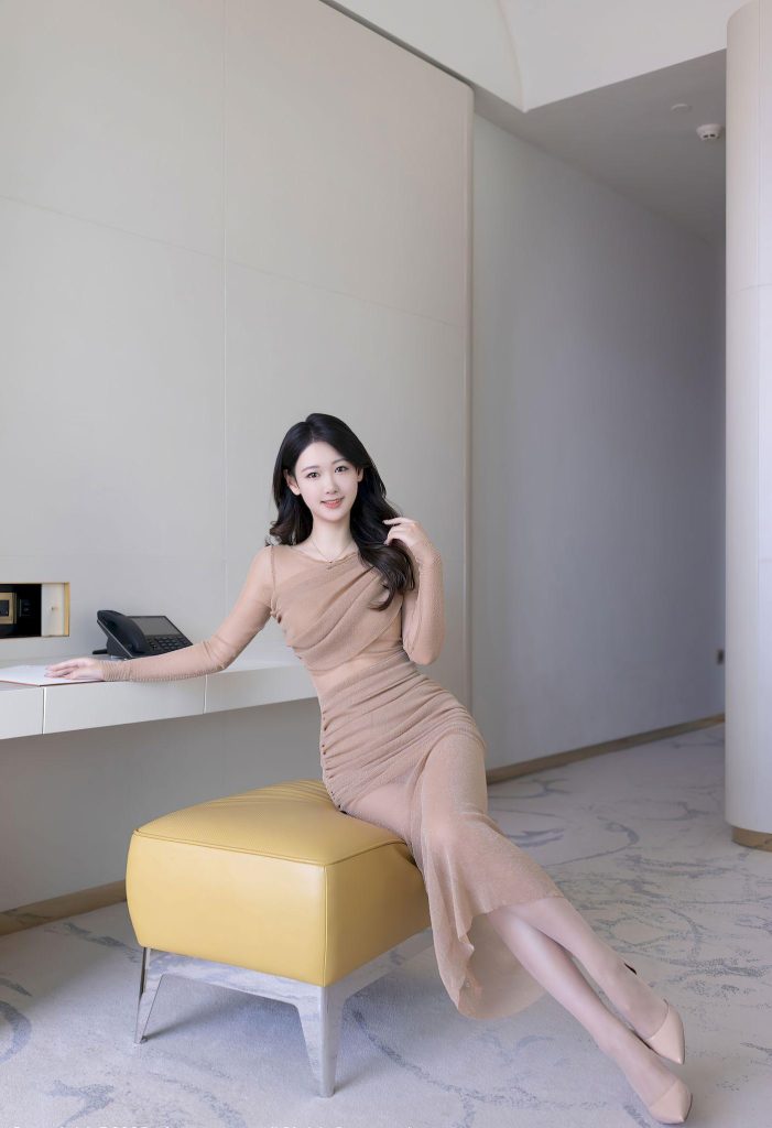 图片[2]-美女套图109期：江疏影的知性穿搭，简约背景下的高级感造型