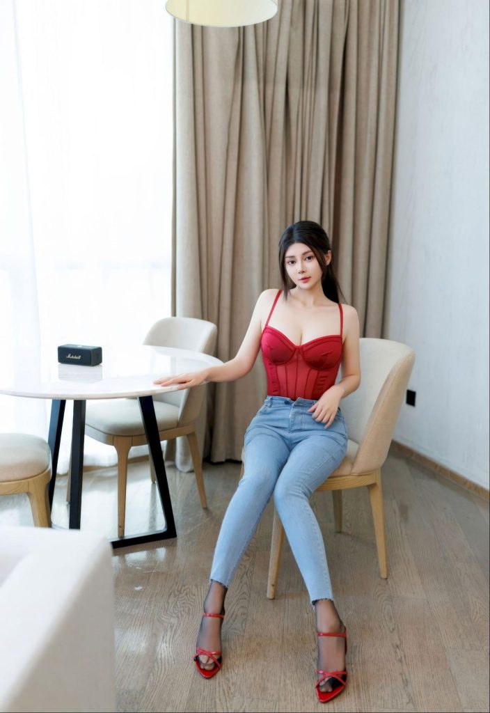 图片[1]-美女套图第106期：神似迪丽热巴的辣妹穿搭，红色吊带+高腰牛仔裤，气场全开