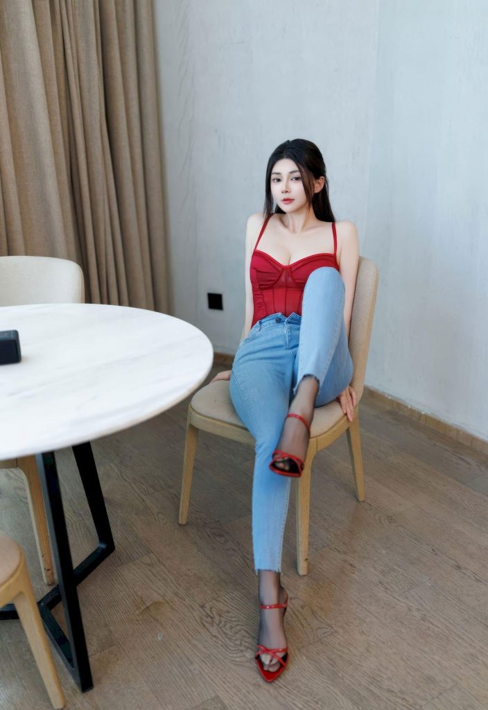 图片[3]-美女套图第106期：神似迪丽热巴的辣妹穿搭，红色吊带+高腰牛仔裤，气场全开