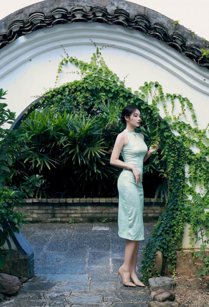 图片[1]-美女套图第104期：神似韩雪的旗袍风韵，绿意盎然处，尽显古典之美