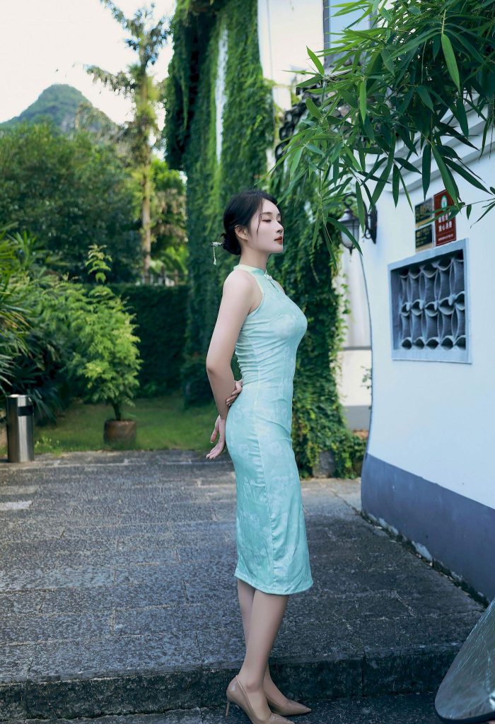 图片[2]-美女套图第104期：神似韩雪的旗袍风韵，绿意盎然处，尽显古典之美