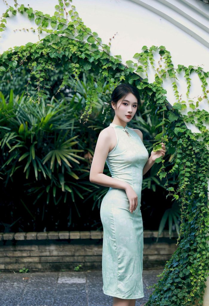 图片[3]-美女套图第104期：神似韩雪的旗袍风韵，绿意盎然处，尽显古典之美