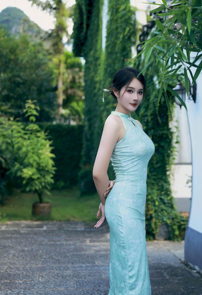 图片[4]-美女套图第104期：神似韩雪的旗袍风韵，绿意盎然处，尽显古典之美