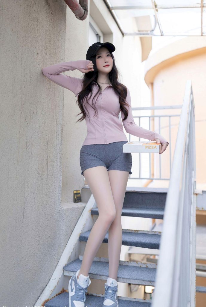 图片[1]-美女套图第103期：撞脸王鸥的楼梯间披萨少女，运动装束，清新又活力