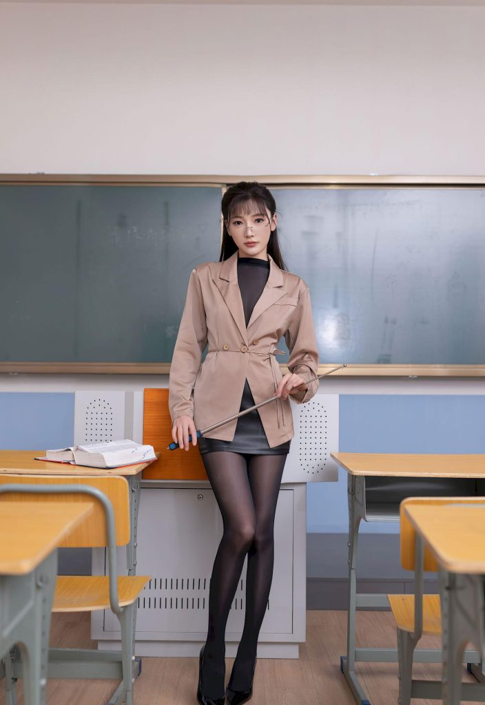 图片[3]-美女套图第102期：撞脸白鹿的职场风穿搭，教室场景下的卡其西装，演绎别样风情