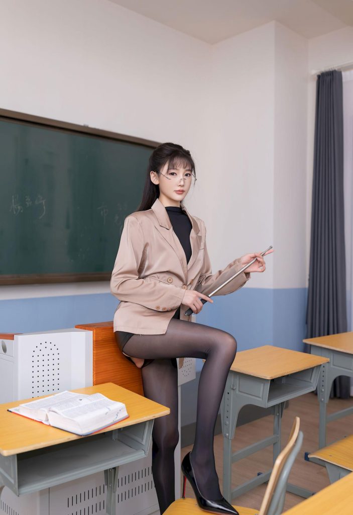 图片[4]-美女套图第102期：撞脸白鹿的职场风穿搭，教室场景下的卡其西装，演绎别样风情