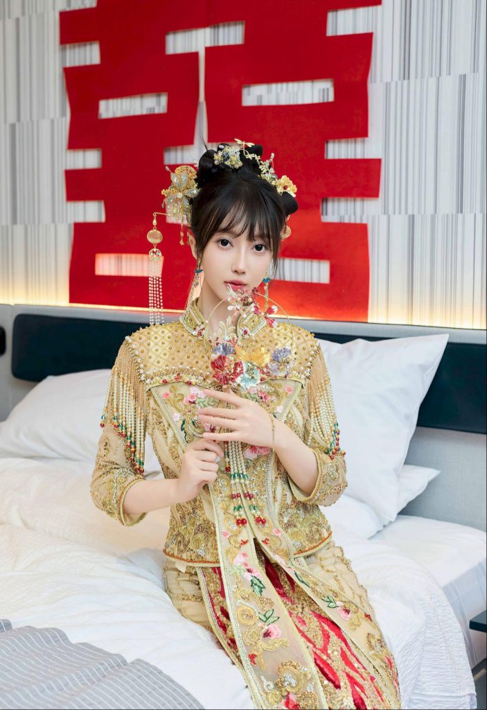 图片[1]-美女套图第100期：‌神似林西娅的华丽秀禾服写真，精致头饰映衬下，宛如古典美人重生