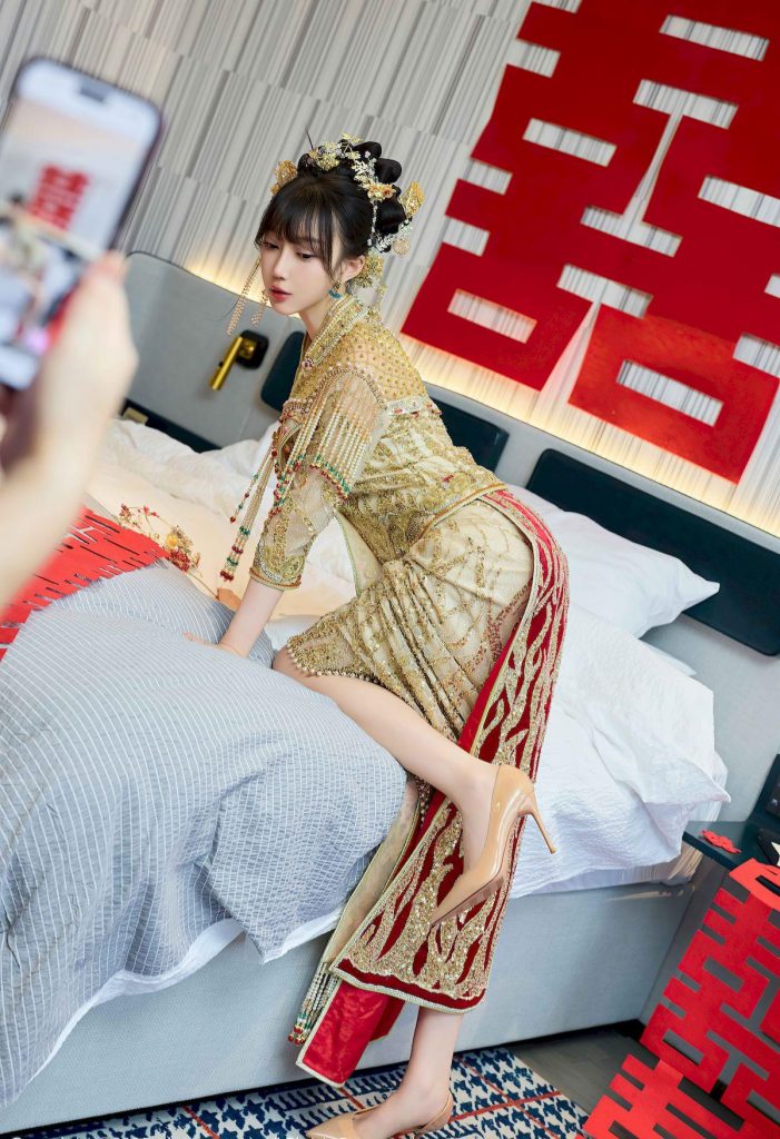 图片[2]-美女套图第100期：‌神似林西娅的华丽秀禾服写真，精致头饰映衬下，宛如古典美人重生