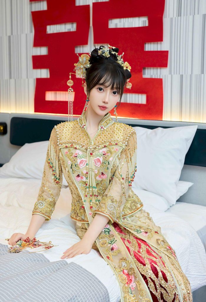 图片[4]-美女套图第100期：‌神似林西娅的华丽秀禾服写真，精致头饰映衬下，宛如古典美人重生