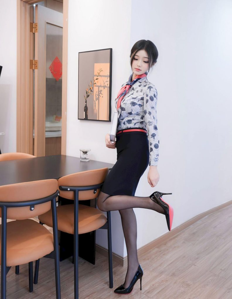 图片[1]-美女套图第98期：神似希林娜依·高的优雅职业装写真，知性干练，魅力非凡