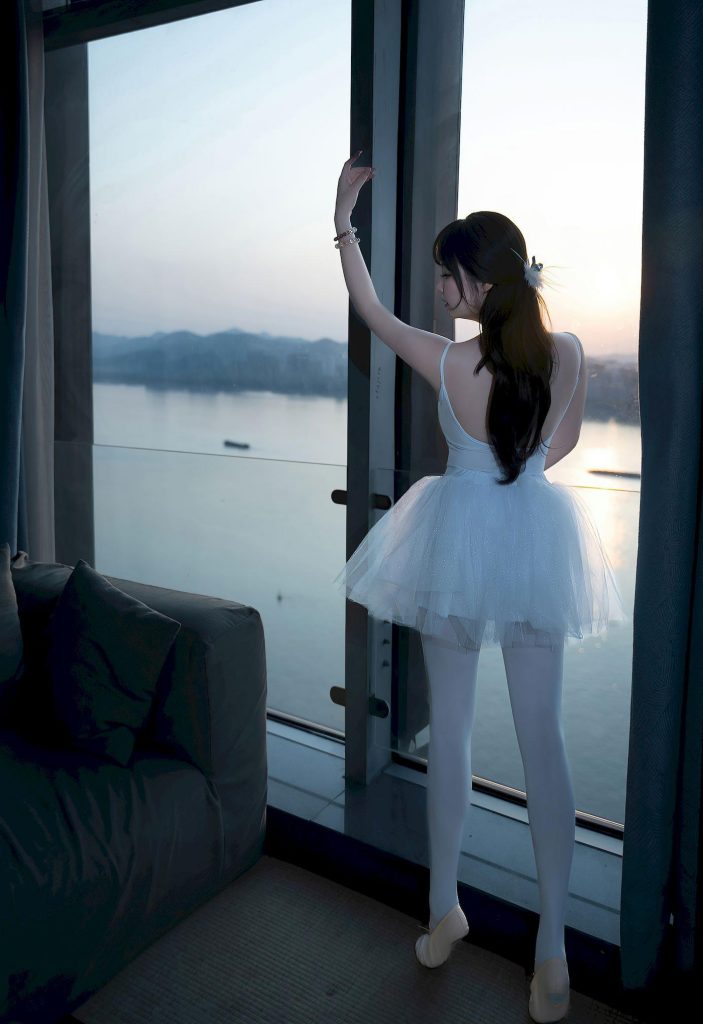 图片[1]-美女套图第99期：‌神似刘亦菲的芭蕾舞裙写真，窗边背影，静谧优雅如天鹅