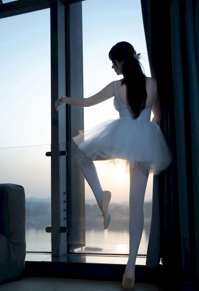 图片[3]-美女套图第99期：‌神似刘亦菲的芭蕾舞裙写真，窗边背影，静谧优雅如天鹅