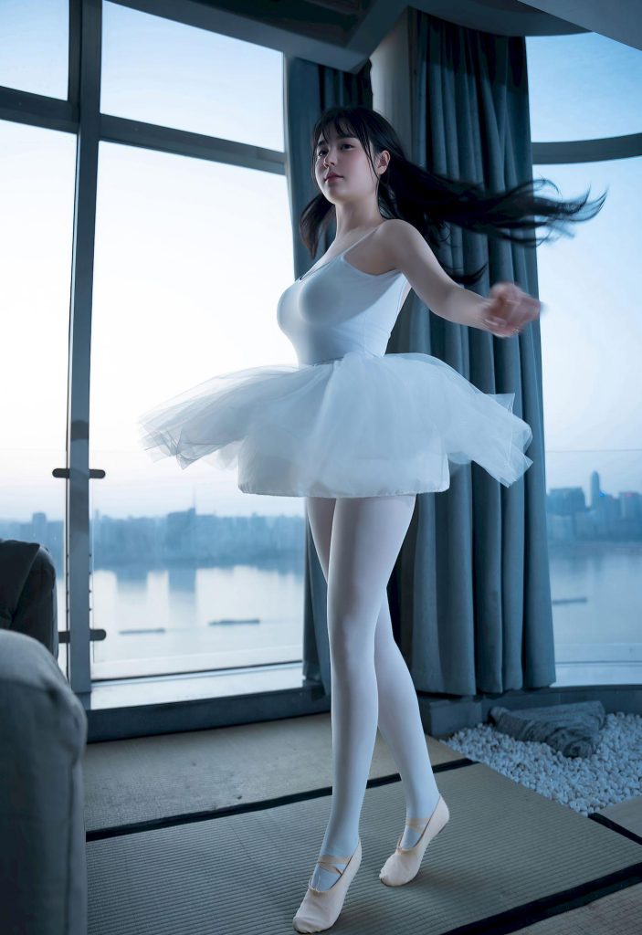 图片[4]-美女套图第99期：‌神似刘亦菲的芭蕾舞裙写真，窗边背影，静谧优雅如天鹅