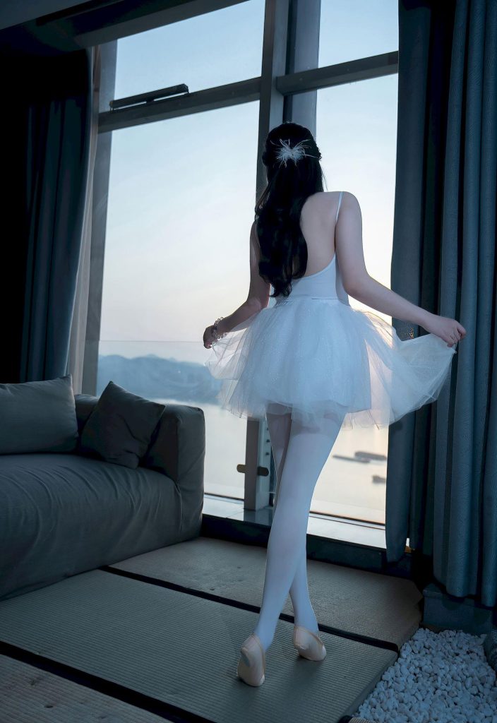图片[5]-美女套图第99期：‌神似刘亦菲的芭蕾舞裙写真，窗边背影，静谧优雅如天鹅