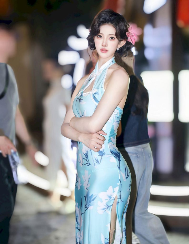 图片[2]-美女套图第95期：神似赵丽颖的古典旗袍写真，蓝白印花与发间花饰的温柔碰撞