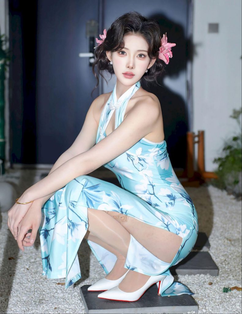 图片[3]-美女套图第95期：神似赵丽颖的古典旗袍写真，蓝白印花与发间花饰的温柔碰撞