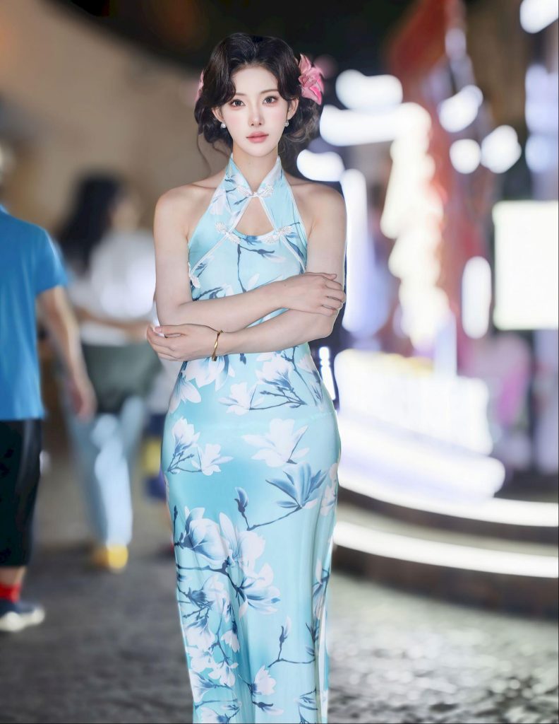 图片[4]-美女套图第95期：神似赵丽颖的古典旗袍写真，蓝白印花与发间花饰的温柔碰撞