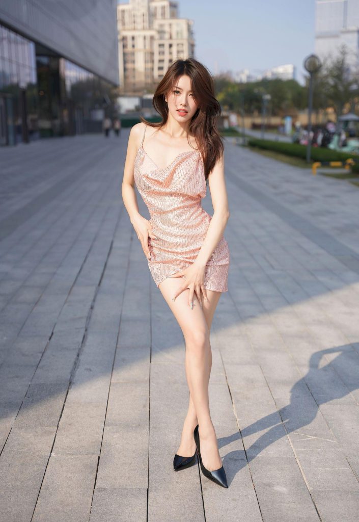 图片[4]-美女套图第97期：撞脸古力娜扎的亮片吊带裙造型，粉色裙摆下的时尚魅力