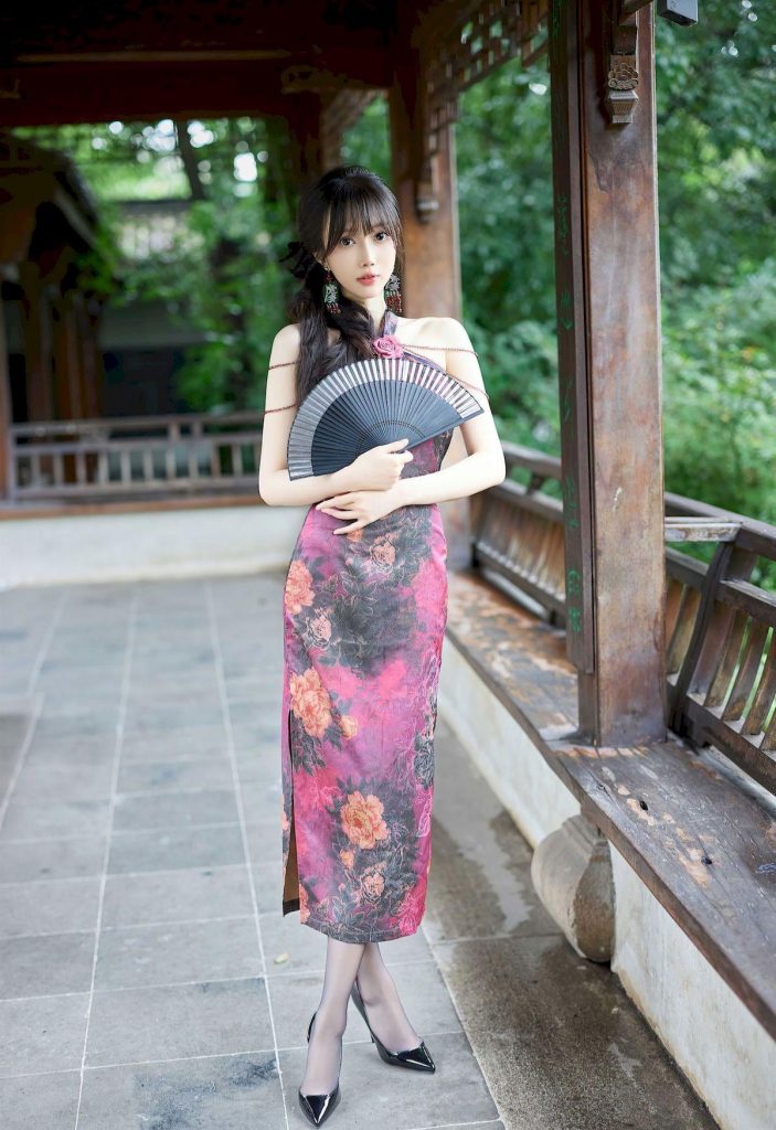 图片[1]-美女套图第96期：神似宋昕冉的露肩旗袍写真，折扇轻握，尽显古典优雅