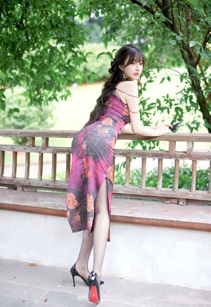 图片[2]-美女套图第96期：神似宋昕冉的露肩旗袍写真，折扇轻握，尽显古典优雅