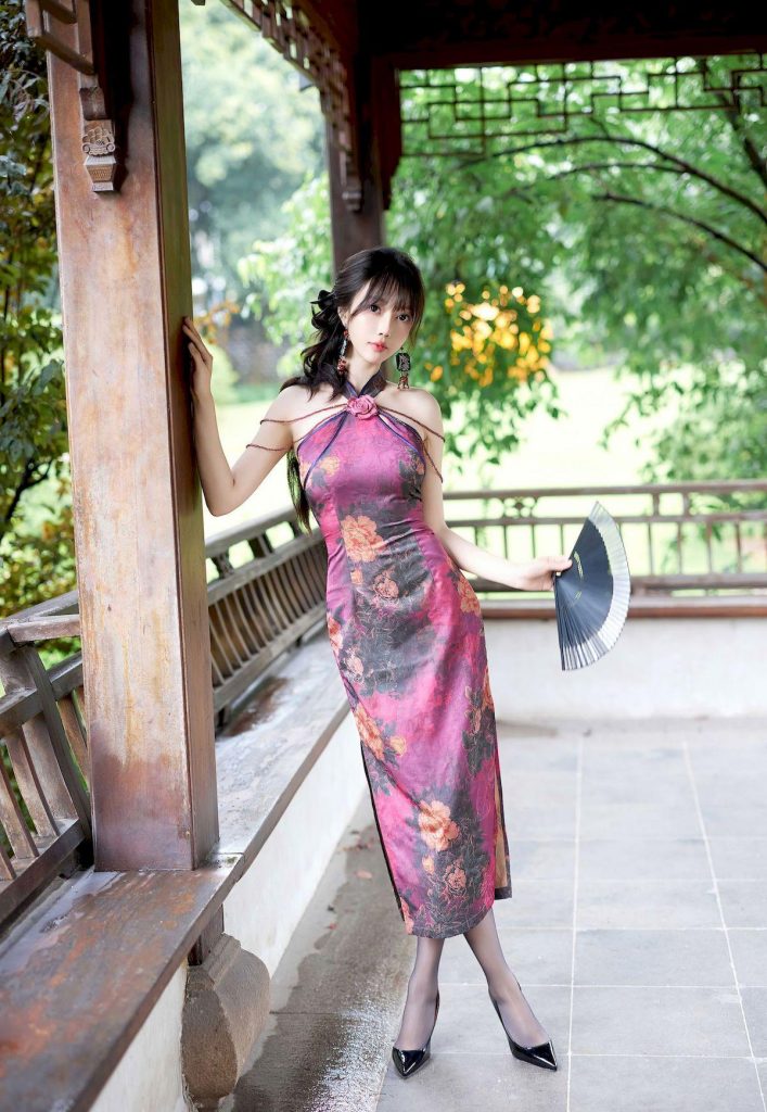 图片[4]-美女套图第96期：神似宋昕冉的露肩旗袍写真，折扇轻握，尽显古典优雅