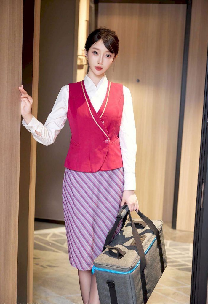 美女套图第92期：神似赵露思的元气空姐，红色马甲与条纹裙的少女感-高清美女套图，你想要的都有。