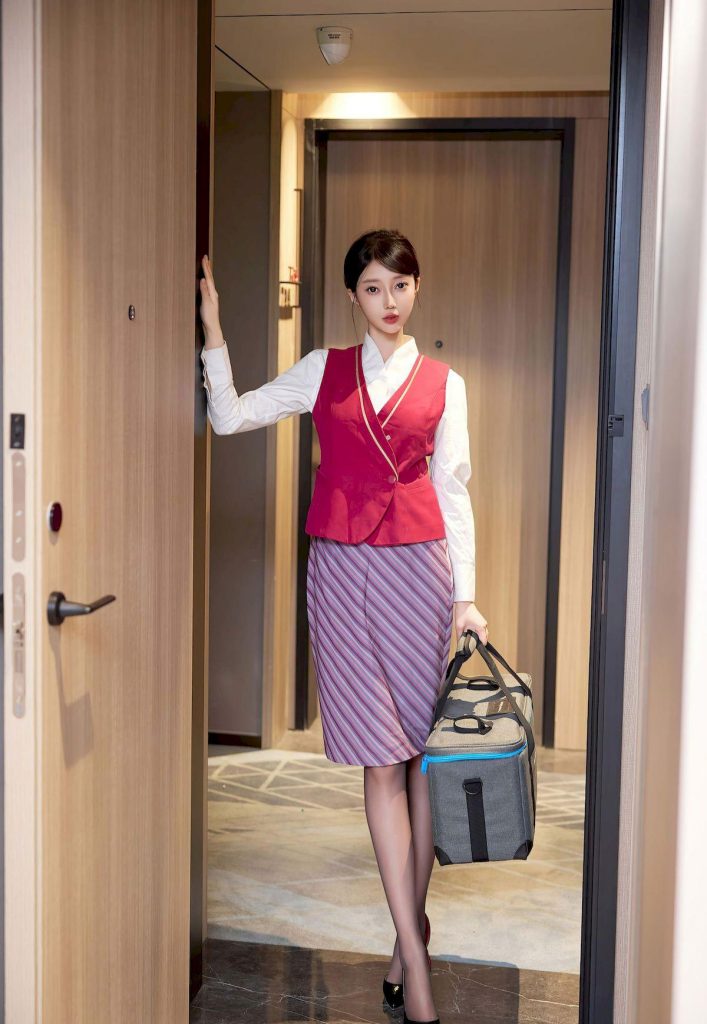 图片[4]-美女套图第92期：神似赵露思的元气空姐，红色马甲与条纹裙的少女感