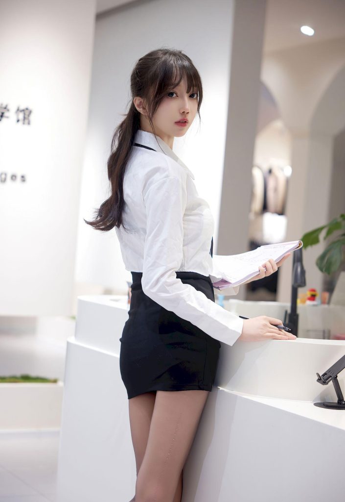 图片[4]-美女套图第86期：‌神似迪丽热巴的明艳感，制服穿搭中的个性表达