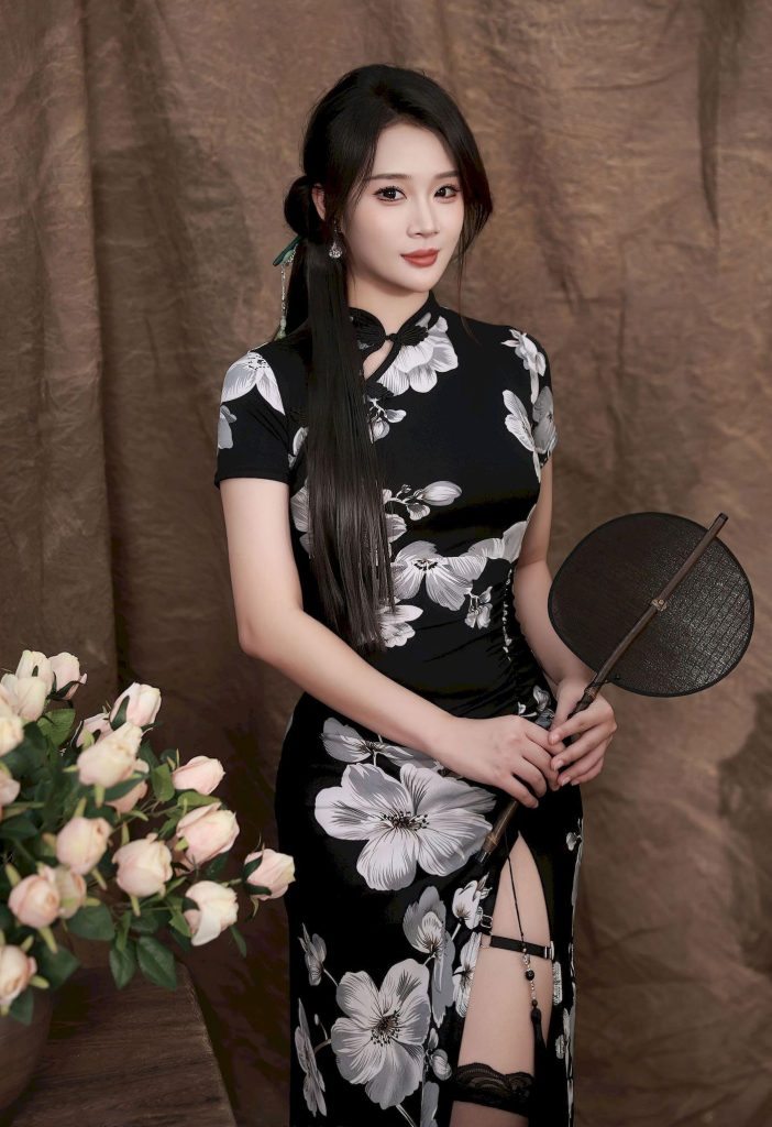 美女套图第83期：‌‌‌‌‌‌‌神似刘亦菲的古典韵味，黑色印花旗袍与长发的温婉融合-高清美女套图，你想要的都有。