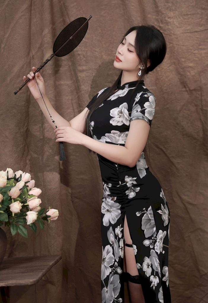 图片[2]-美女套图第83期：‌‌‌‌‌‌‌神似刘亦菲的古典韵味，黑色印花旗袍与长发的温婉融合