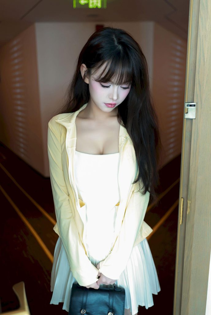 图片[3]-美女套图第77期：‌‌‌‌撞脸杨超越的清新风，黄色外套下的灵动与少女感