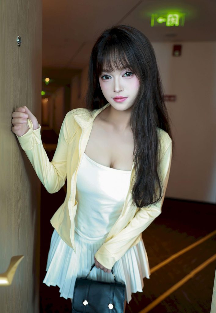 图片[5]-美女套图第77期：‌‌‌‌撞脸杨超越的清新风，黄色外套下的灵动与少女感