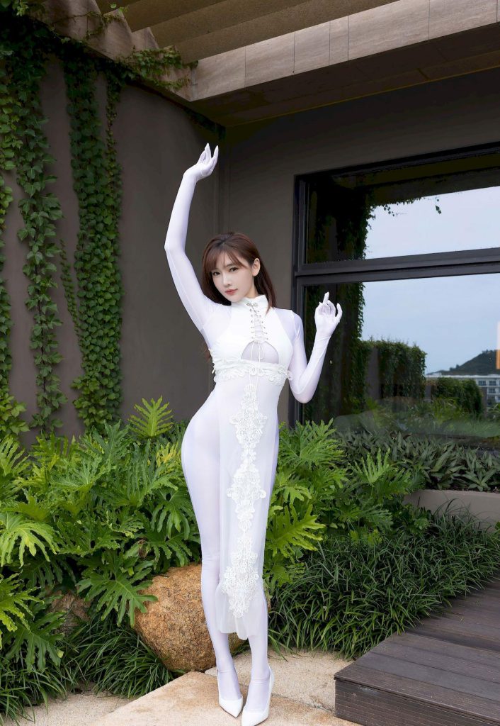 图片[3]-美女套图第76期：‌‌‌‌撞脸古力娜扎的氛围感，白色旗袍与绿植的异域柔美