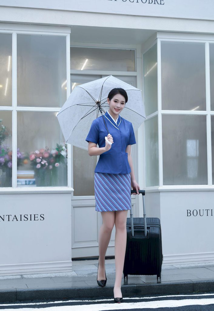 美女套图第75期：‌‌‌‌神似宋茜的空乘风，蓝色制服与雨伞下的干练柔美-高清美女套图，你想要的都有。