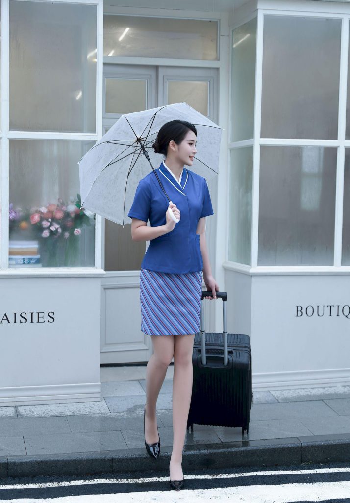 图片[4]-美女套图第75期：‌‌‌‌神似宋茜的空乘风，蓝色制服与雨伞下的干练柔美