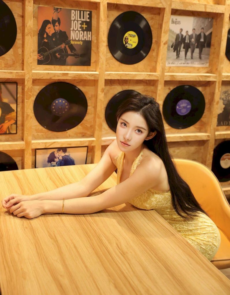 图片[3]-美女套图第73期：‌‌‌李一桐同款温柔暴击，鹅黄蕾丝裙演绎夏日心动