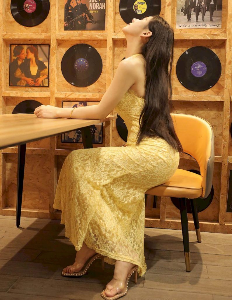 图片[4]-美女套图第73期：‌‌‌李一桐同款温柔暴击，鹅黄蕾丝裙演绎夏日心动