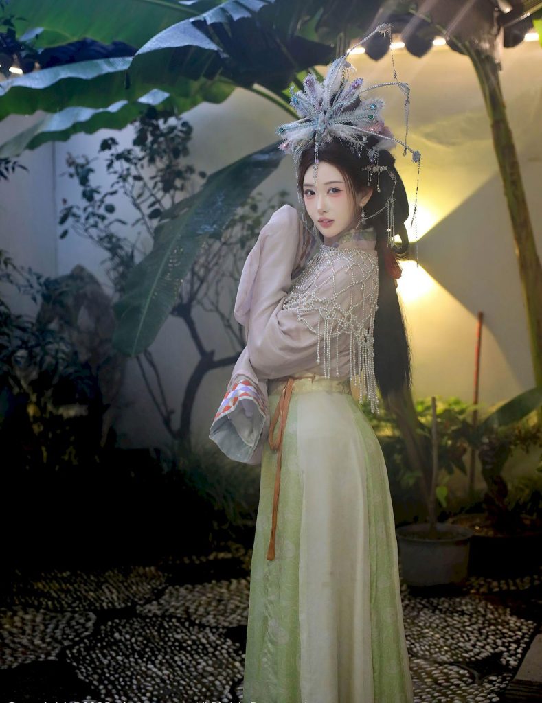 图片[1]-美女套图第67期：‌神似赵丽颖的汉服美人，淡紫纱衣与流苏头饰的古典柔美