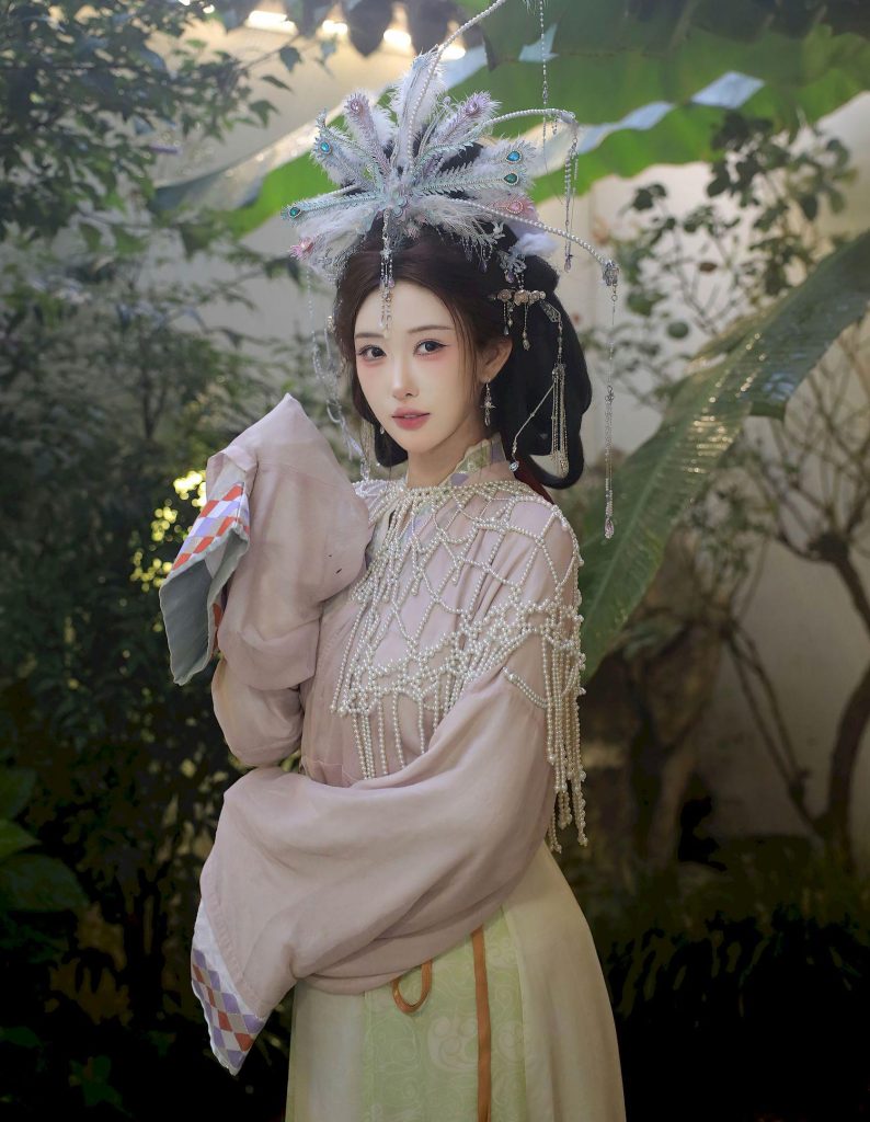 图片[2]-美女套图第67期：‌神似赵丽颖的汉服美人，淡紫纱衣与流苏头饰的古典柔美